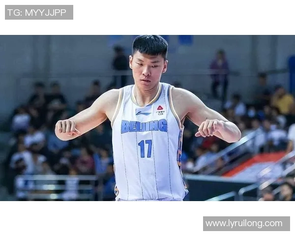 方硕在篮球赛场上的崛起与挑战解析以及对未来发展的展望与期待