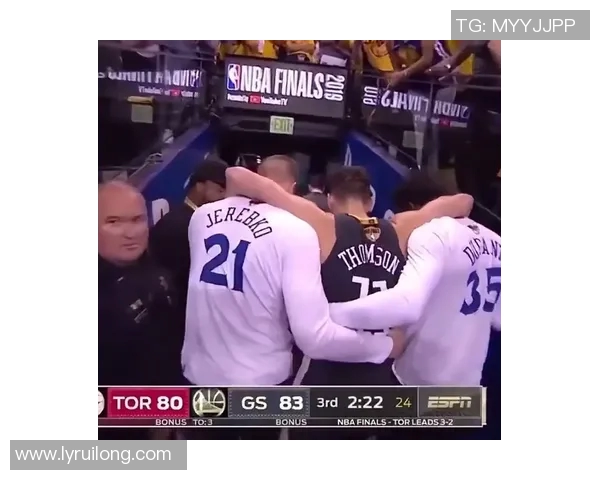 克莱汤普森与欧文的巅峰对决谁能在赛场上笑到最后